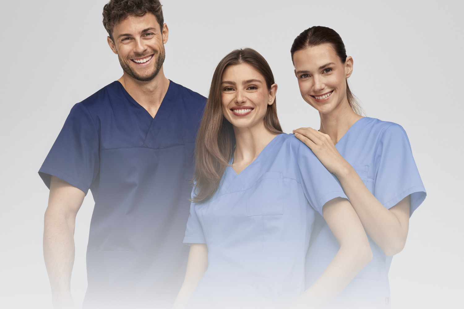 Drei Personen in 7days Berufsbekleidung blicken in die Kamera