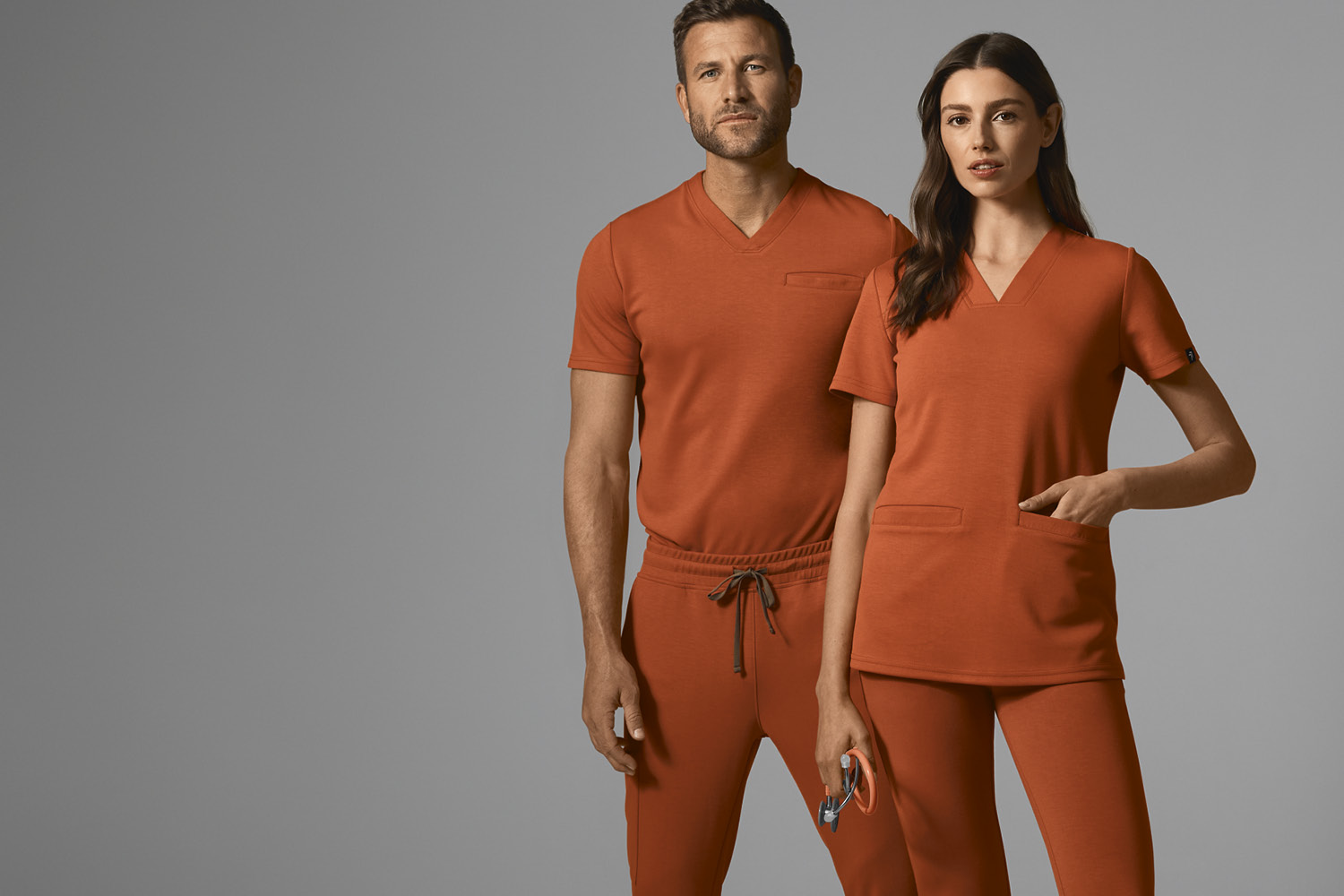 Zwei Models in der herbstlichen Trendfarbe Copper Canyon