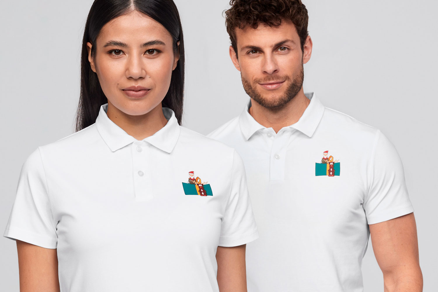 Zwei Models in Weihnachtsbekleidung