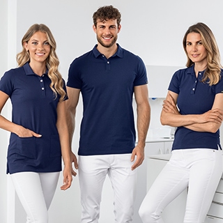 Personen, in blauen Polos und weißen Hosen