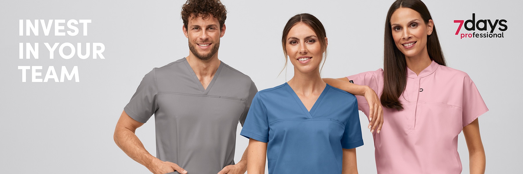 Ein Mann und zwei Frauen in Berufsbekleidung stehen zusammen als Team